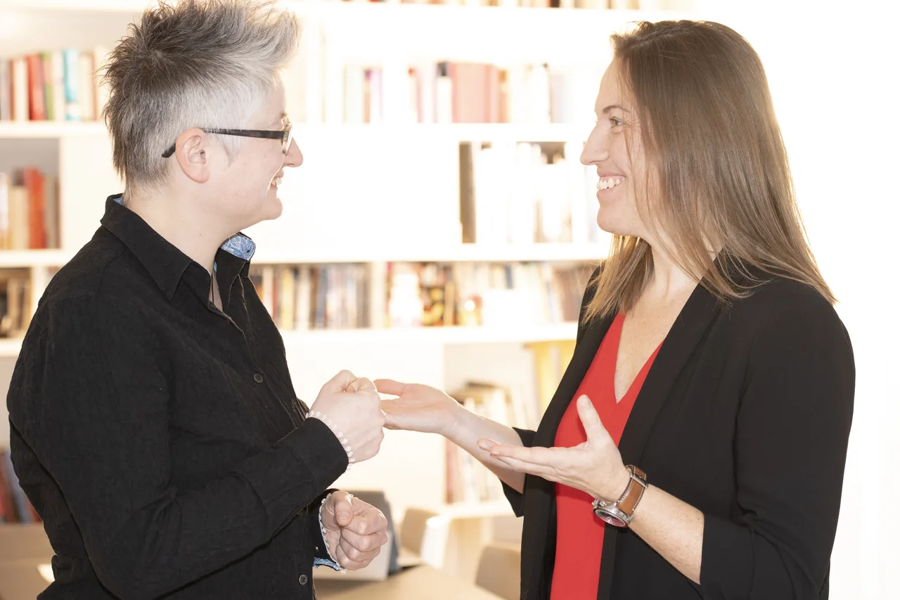 Nicole und Daniela vor einem Bücherregal
